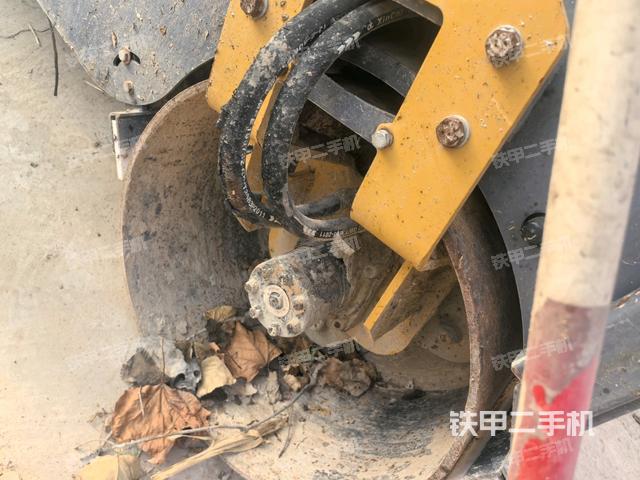 后轮左侧全景（压路机前后车架）