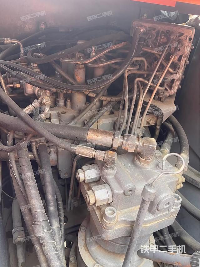 回轉(zhuǎn)馬達(dá)和主控閥（整機(jī)外觀）