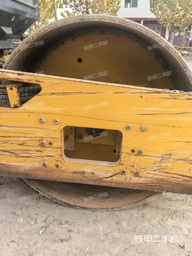 前车架正左侧（压路机前后车架）