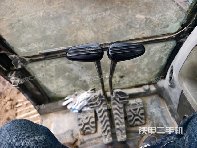 行走控制手柄和踏板 俯拍（驾驶室部分）