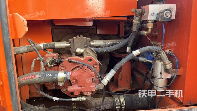 液压泵舱室正面整体（整机外观）