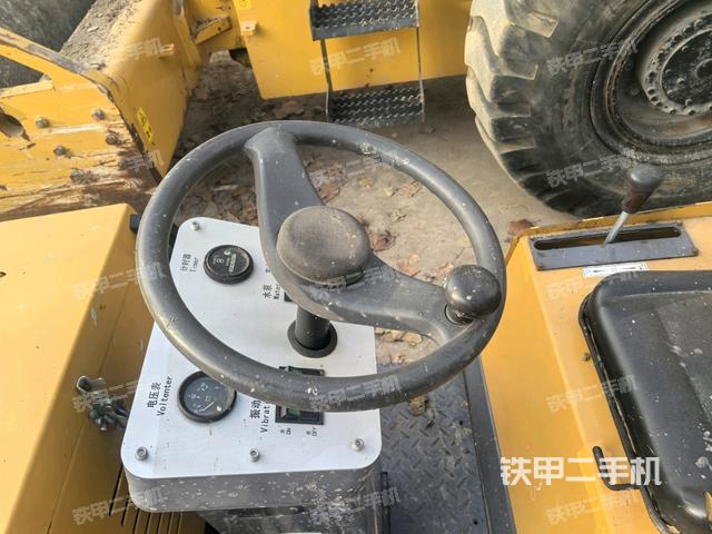 驾驶室侧向上照全景（压路机驾驶室）