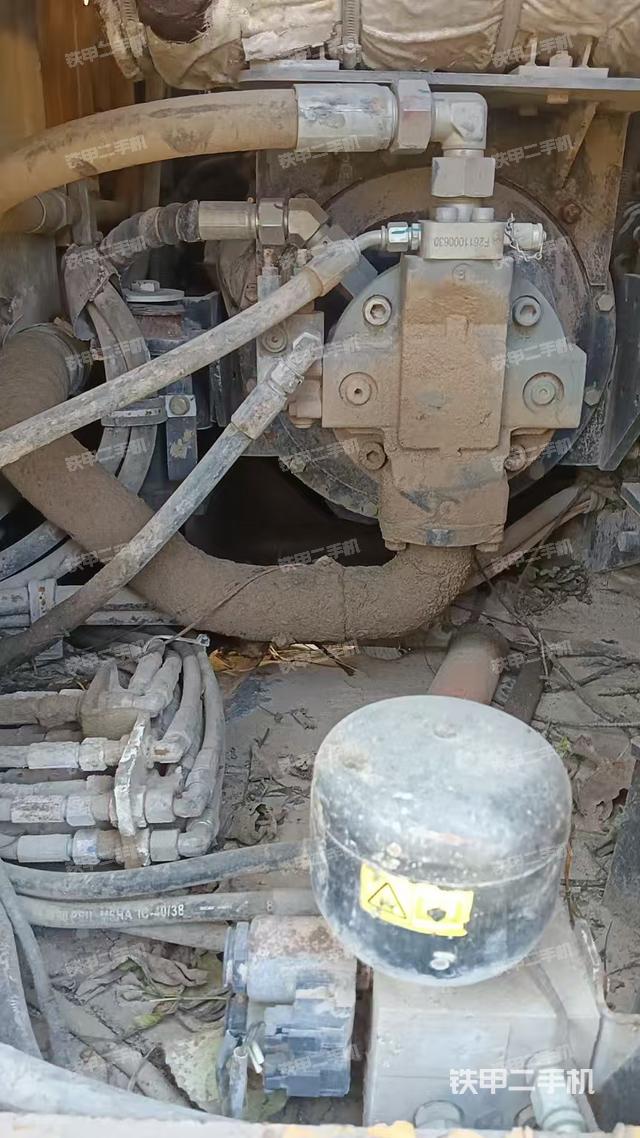 液壓泵艙室正面整體（整機外觀）