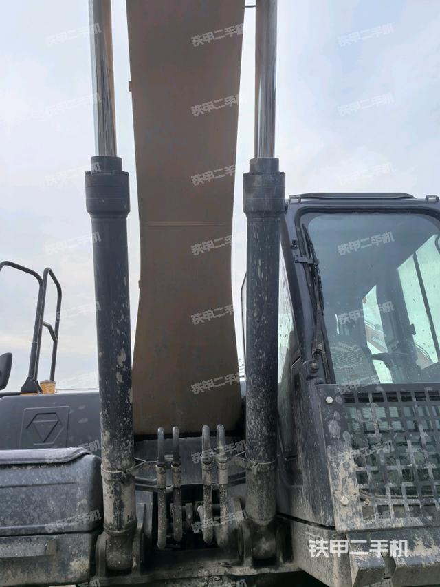 大臂油缸整体 竖拍（工作和回转装置）