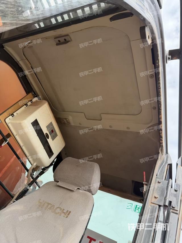 行走控制手柄和踏板?俯拍（駕駛室部分）