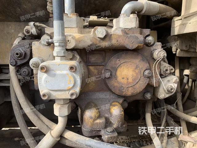 液压泵舱室正面整体（整机外观）