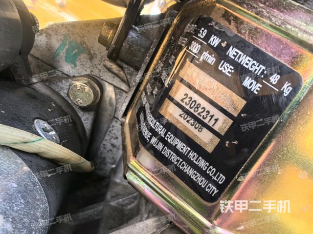 发动机右侧全景（压路机发动机舱）