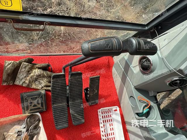 行走控制手柄和踏板 俯拍（驾驶室部分）