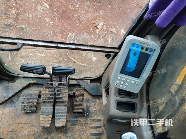 行走控制手柄和踏板?俯拍（駕駛室部分）