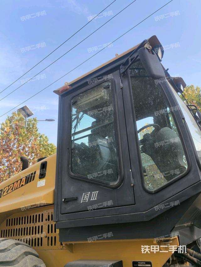 左侧正面照（压路机驾驶室）
