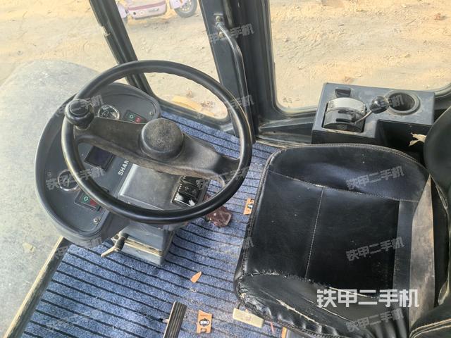 驾驶室顶蓬内（压路机驾驶室）