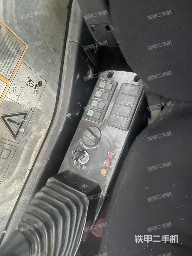 座椅左侧控制台/音响/含左手柄（驾驶室部分）