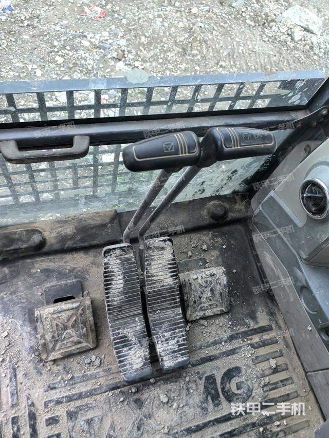 行走控制手柄和踏板 俯拍（驾驶室部分）