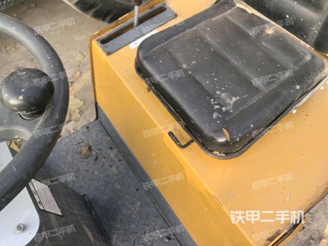 驾驶室内座椅、仪表操作手柄全景（压路机驾驶室）