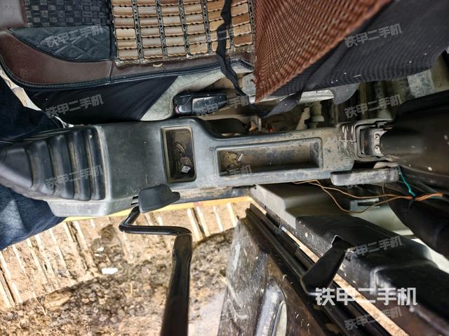 座椅左侧控制台/音响/含左手柄（驾驶室部分）