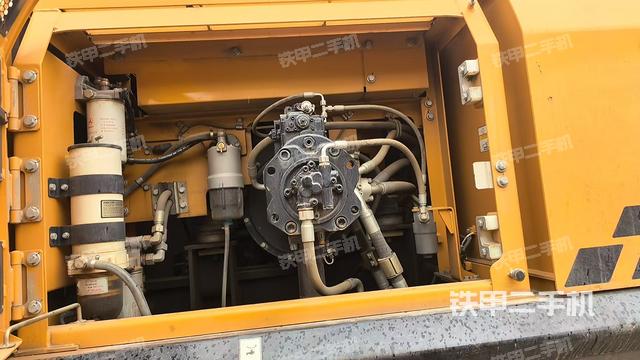 液壓泵艙室正面整體（整機外觀）