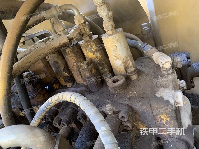 回转马达和主控阀（整机外观）