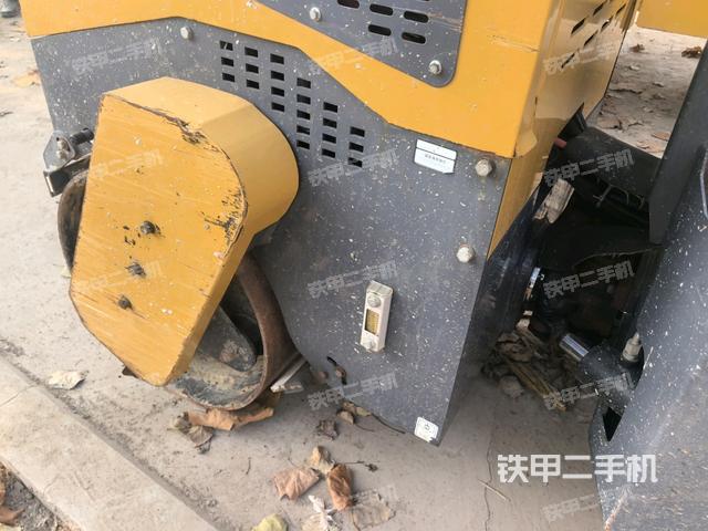 后轮右侧全景（压路机前后车架）