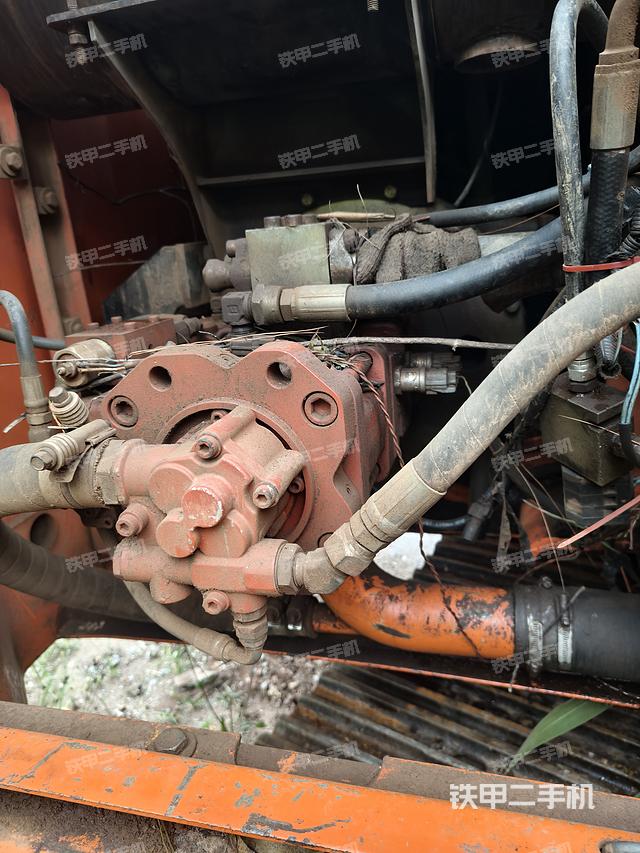 液压泵舱室正面整体（整机外观）