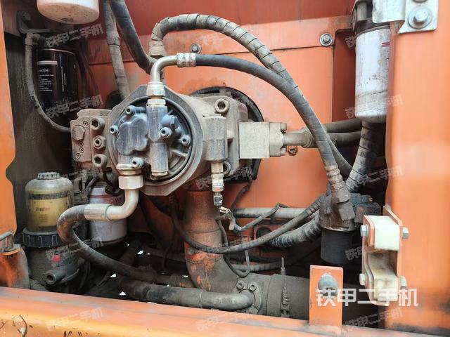 液压泵舱室正面整体（整机外观）