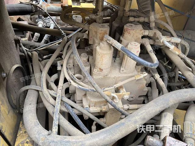 回轉(zhuǎn)馬達(dá)和主控閥（整機(jī)外觀）