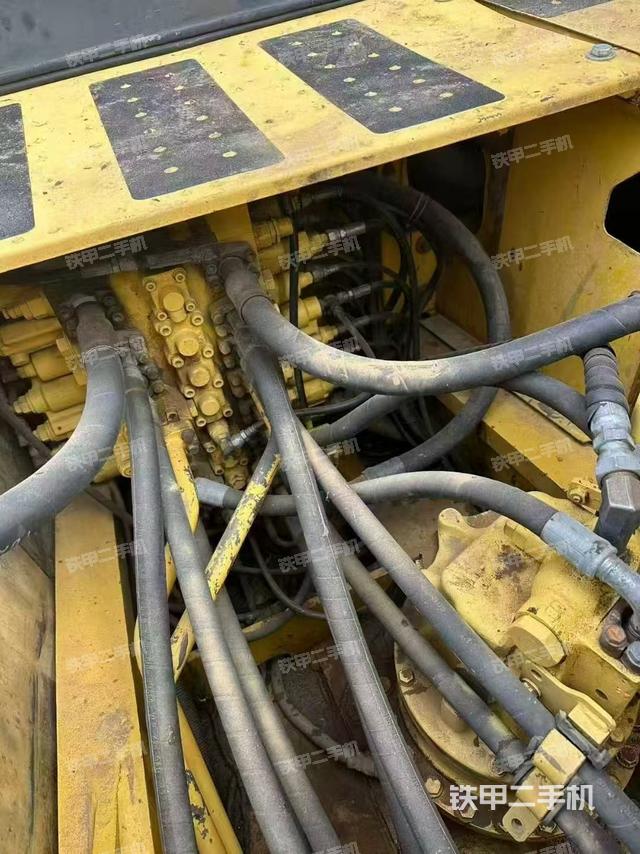 回轉(zhuǎn)馬達(dá)和主控閥（整機(jī)外觀）