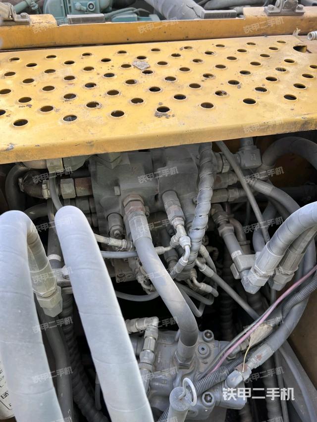 回轉(zhuǎn)馬達(dá)和主控閥（整機(jī)外觀）