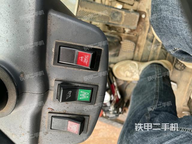 座椅左侧控制台/音响/含左手柄（驾驶室部分）