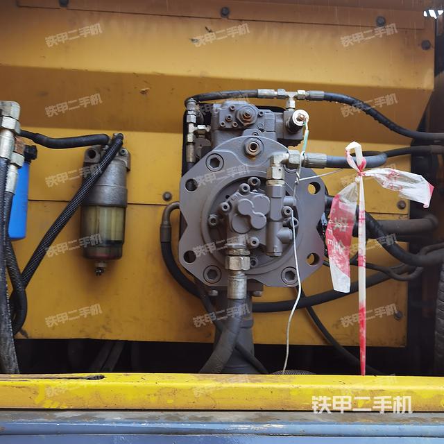 液壓泵艙室正面整體（整機外觀）