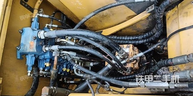 回轉(zhuǎn)馬達(dá)和主控閥（整機(jī)外觀）