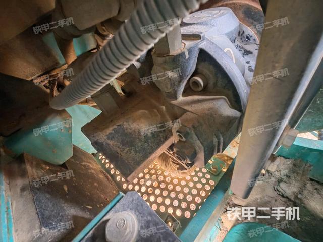 液壓泵艙室正面整體（整機外觀）