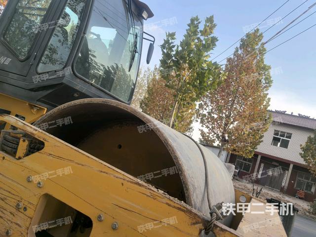 后轮左侧全景（压路机前后车架）