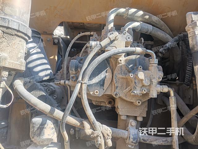 液压泵舱室正面整体（整机外观）