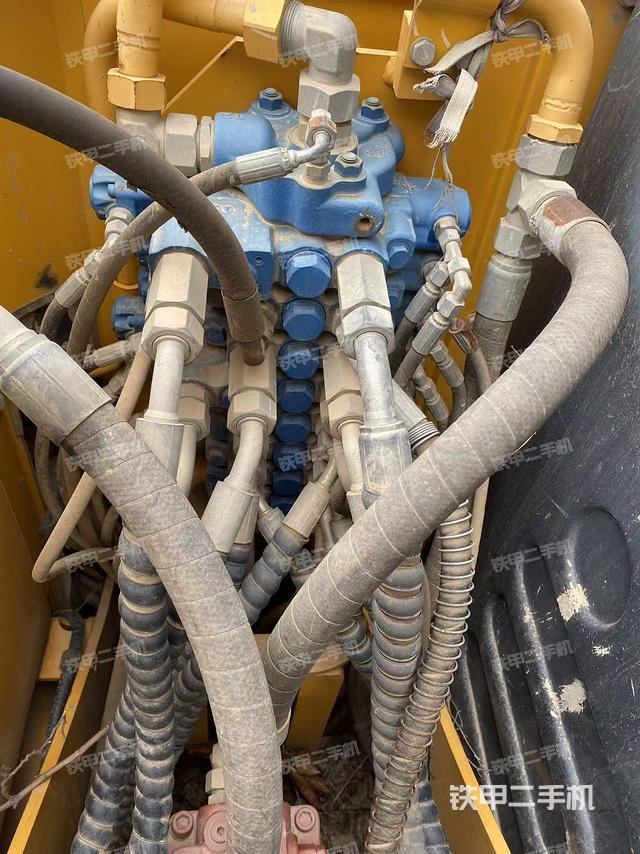 回轉(zhuǎn)馬達(dá)和主控閥（整機(jī)外觀）