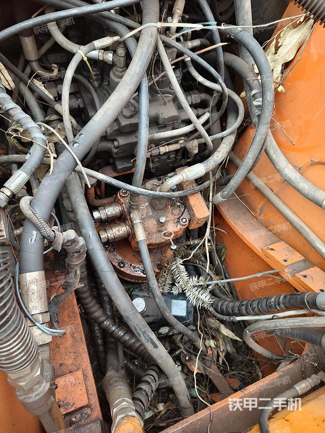 回转马达和主控阀（整机外观）