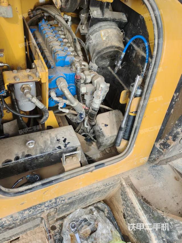 回转马达和主控阀（整机外观）