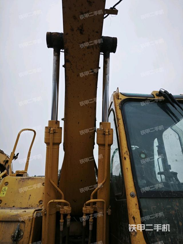 大臂油缸整体 竖拍（工作和回转装置）