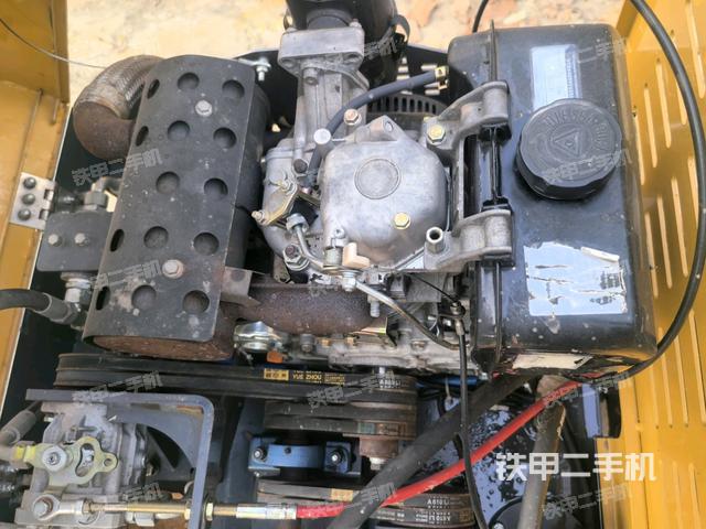 发动机左侧全景（压路机发动机舱）