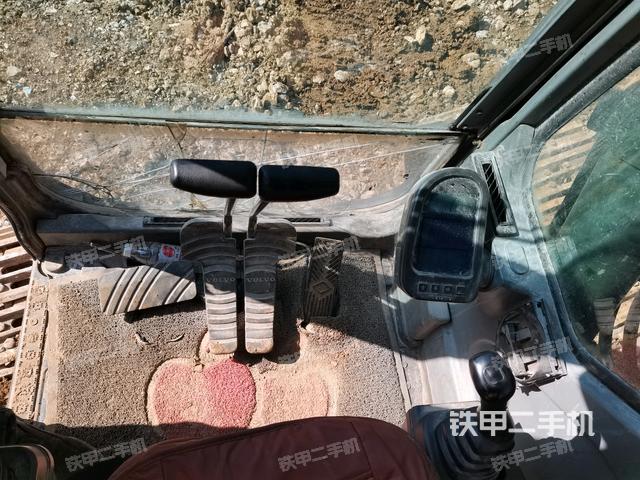 行走控制手柄和踏板?俯拍（駕駛室部分）