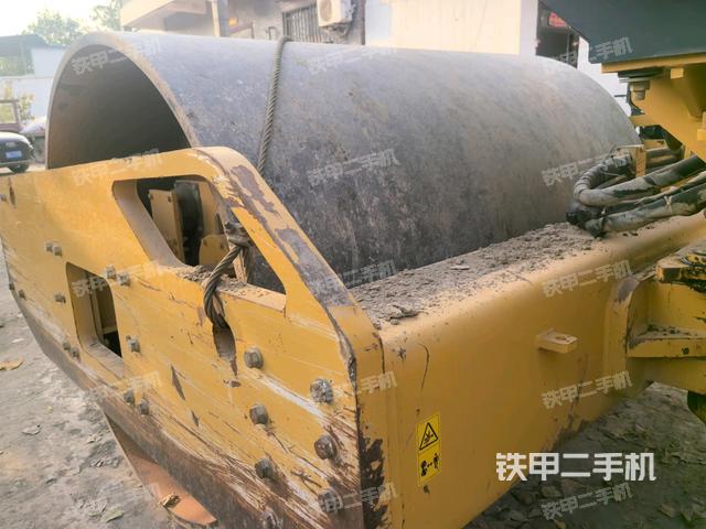 前轮右侧减震块连接及部件（压路机前后车架）