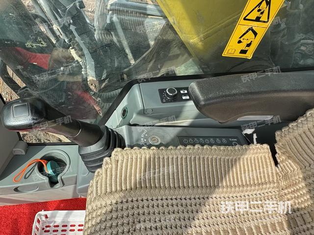 座椅右侧控制台/钥匙门/油门/含右手柄（驾驶室部分）