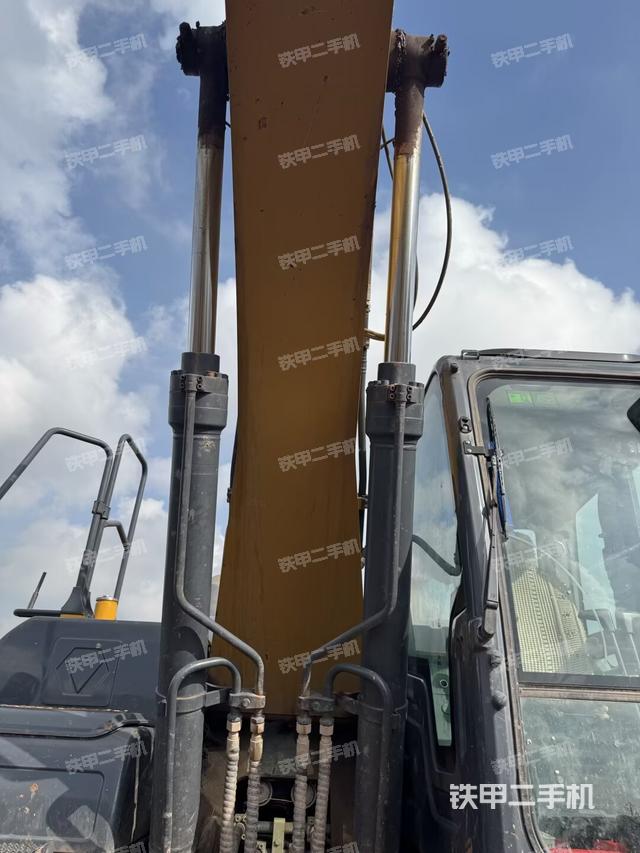 大臂油缸整体 竖拍（工作和回转装置）