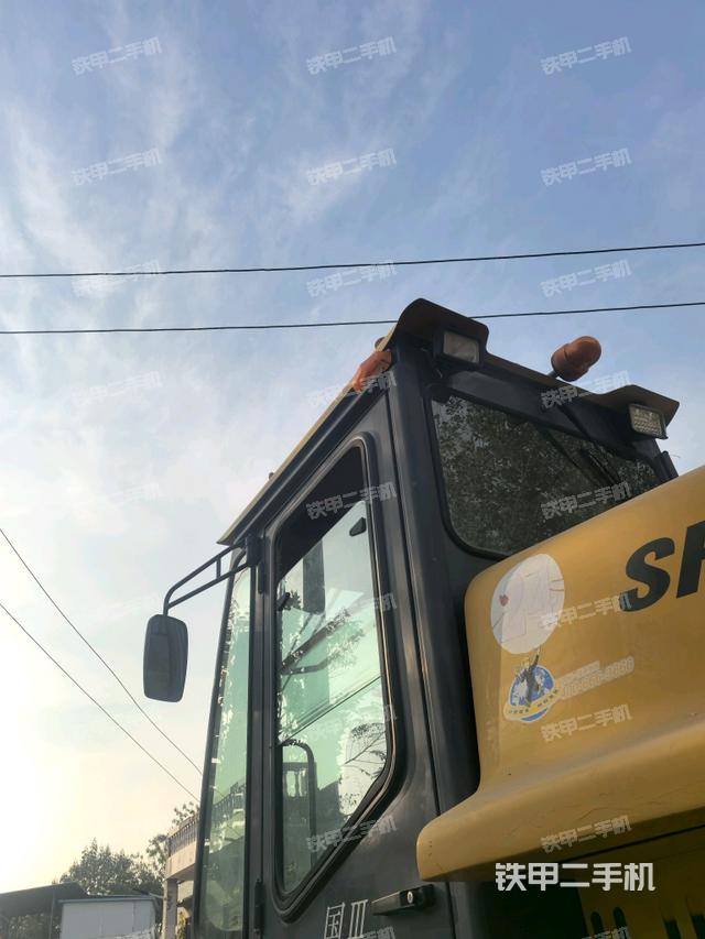 右侧正面照（压路机驾驶室）