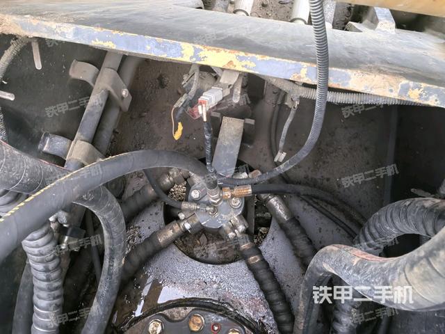 中央回转接头特写（上车部件）