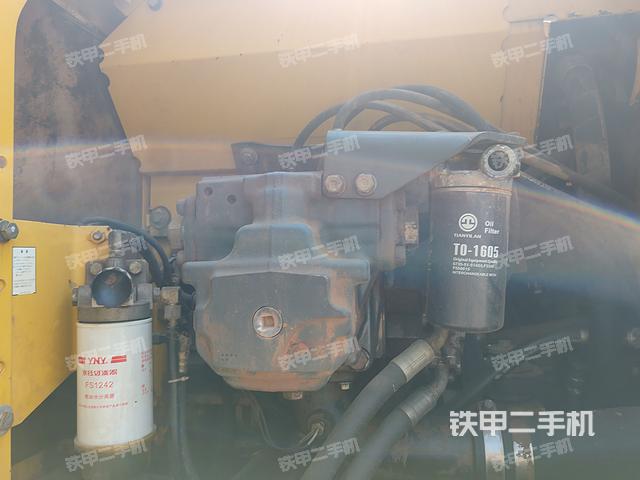 液壓泵艙室正面整體（整機外觀）