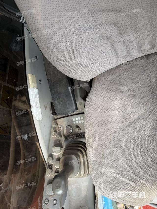 座椅右側(cè)控制臺(tái)/鑰匙門/油門/含右手柄（駕駛室部分）