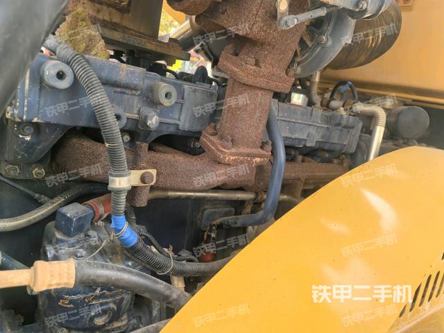 发动机上部全景（压路机发动机舱）