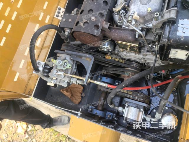 发动机舱全景（压路机发动机舱）