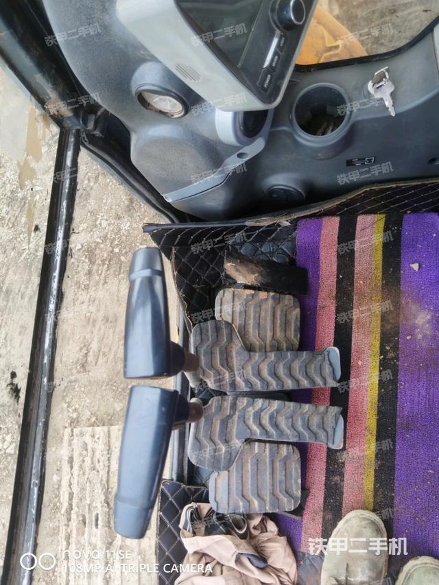 行走控制手柄和踏板 俯拍（驾驶室部分）