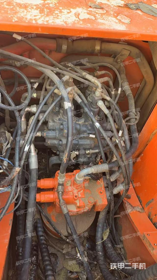 回转马达和主控阀（整机外观）